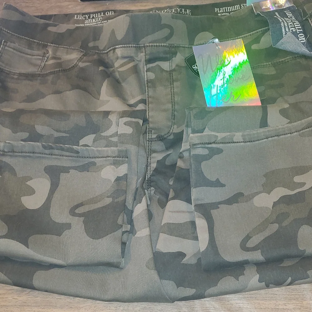 NWT Sound Style LUCY Camo Pull-On Ankle Pants - Picture 5 of 5